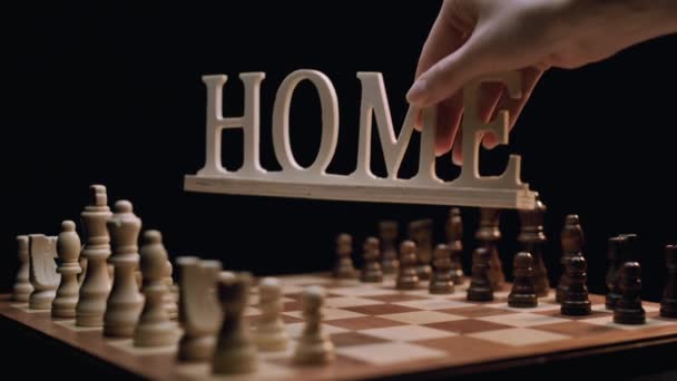 Kavkazská Žena Ruční Umístění Dolů Home Přihlásit Rotující Šachovnici Shot — Stock video