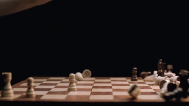 Рука Белой Женщины Сбивает Шахматные Фигуры Вращающейся Шахматной Доске Снимок — стоковое видео