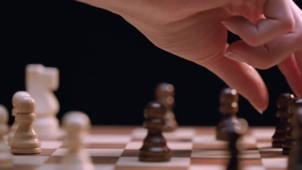 Kavkazská Ženská Ruka Pohybuje Figurkou Šachovnice Otočné Šachovnici Detailní Makro — Stock video