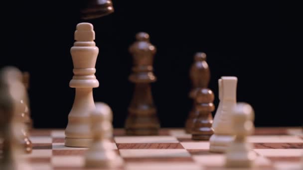 Kaukasische Frauenhand Spielt Ritter Nimmt König Schachmatt Makro Aus Nächster — Stockvideo