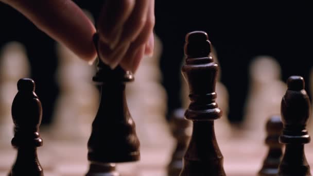 White Woman Hand Moves Queen Chess Piece Makro Bliska Rack — Wideo stockowe