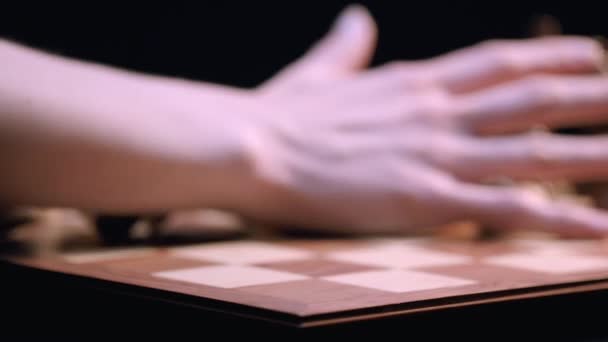 Kaukasische Frauenhand Schlägt Alle Schachfiguren Vom Schachbrett Großaufnahme Makro Rackfokus — Stockvideo