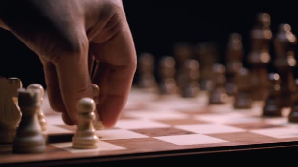 Latino Muž Běloška Šachoví Hráči Přesunout Pěšec Šachové Figurky Close — Stock video