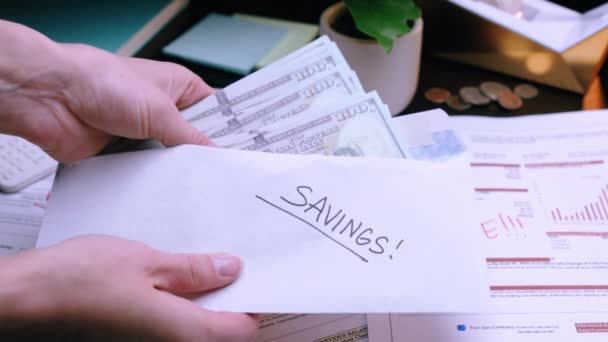 캅카스 여성은 Savings Money Due Utility Bills Envelope 배출한다 Arri — 비디오