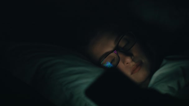 Wanita Kulit Putih Yang Cantik Menggunakan Ponsel Tempat Tidur Ekpresi — Stok Video