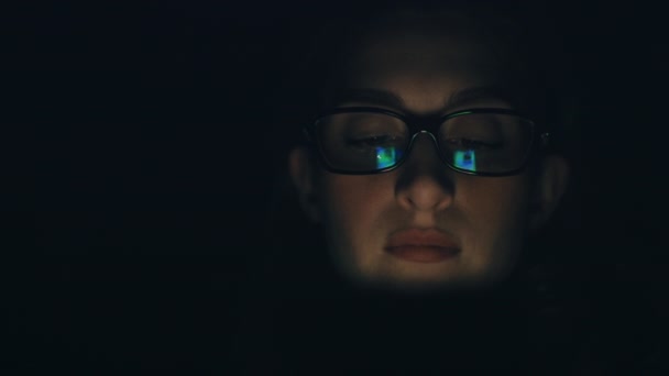 Piękna Młoda Kaukaska Kobieta Używająca Komórki Neutralna Ekspresja Ciemne Tło — Wideo stockowe