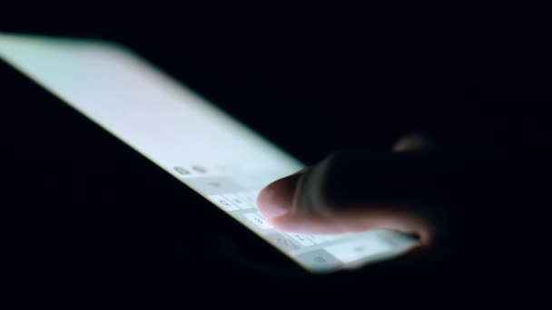 Kafkasyalı Cep Telefonu Mesajı Yakın Plan Karanlık Arkaplan Arri Alexa — Stok video