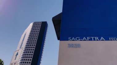 Burbank, CA, USA - 07-04-2023: 3820 W Riverside Dr. 91505. SAG-AFTRA Federal Kredi Birliği Binası İşareti - 18: 33 'te Kapatın. 