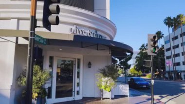 Burbank, CA, USA - 07-04-2023: 3821 W Riverside Dr. 91505. Olive and Thyme Breakfast Restoran Girişi - Orta boy Gimbal shot 19: 05. 