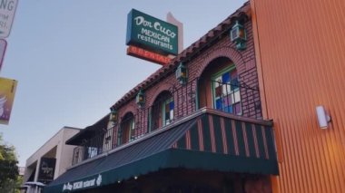 Toluca Gölü, CA, ABD - 07-04-2023: 3911 W Riverside Dr. 91505. Don Cuco Meksika Restoranı Ön İşaret ve Giriş - Akşam 7: 10 'da Orta Çekim. 
