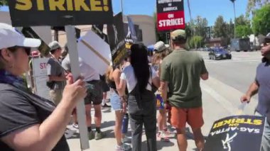 Burbank, CA, USA - 07-19-2023: SAG-AFTRA ve WGA Strikers 'a Yakın Kapılar Warner Brothers Stüdyoları Kapısı 4, W Olive Ave 91505.