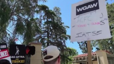 Burbank, CA, USA - 07-19-2023: WGA ve SAG-AFTRA Strikers Warner Brothers Stüdyolarından Araç Çıkışı, W Olive Ave, 91505.