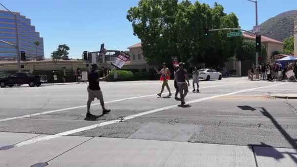 Бербанк Калифорния Сша 2023 Энергичные Забастовщики Поют Пересечении Улиц Warner — стоковое видео