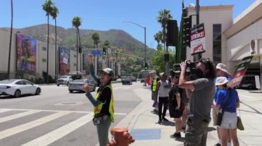 Burbank, CA, USA - 07-19-2023: WGA ve SAG-AFTRA Vurucuları Yumruklama ve Bağırma Warner Kardeşler Kapısı 3, W Olive Bulvarı, 91505.