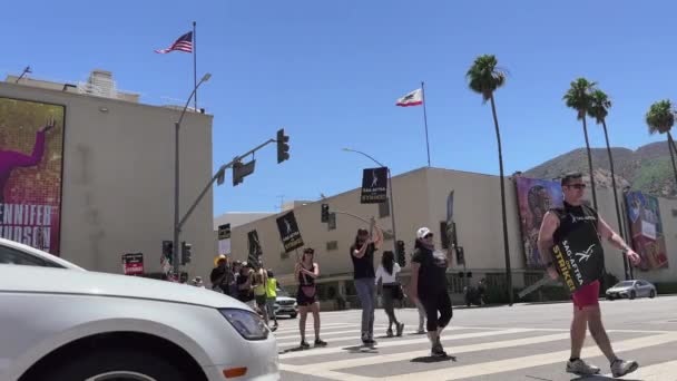 美国加利福尼亚州伯班克 Wga和Sag Aftra罢工者纠察街对面沃纳兄弟2号门和W Olive大道3号门交叉口 91505 — 图库视频影像