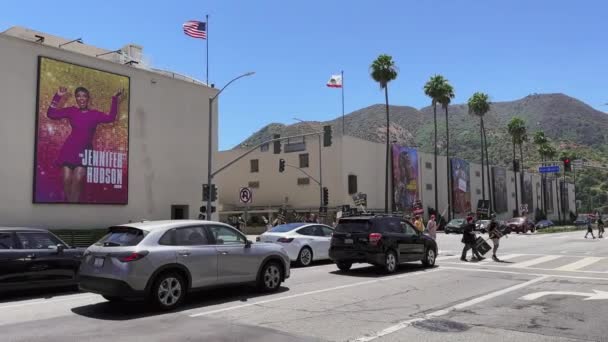 美国加利福尼亚州伯班克 Wga和Sag Aftra罢工者在华纳兄弟2号门和W Olive Ave 3号门对面的街道上纠察 — 图库视频影像