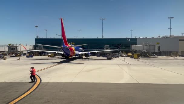 美国加利福尼亚州洛杉矶07 2023 飞机管理员步行和引导飞机在他们身后的Lax机场被洗刷 — 图库视频影像