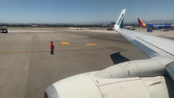 앤젤레스 캘리포니아 2023 항공기 마샬러 Lax 공항에서 출발을위한 웨스트 737 — 비디오