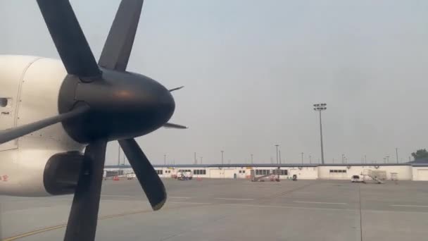 캘거리 앨버타 캐나다 2023 웨스트 비행기 프로펠러 연기로 스모키 분위기 — 비디오