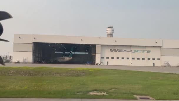 Calgary Alberta Kanada 2023 Westjet Airplane Driving Westjet Hangar Window — Stock video