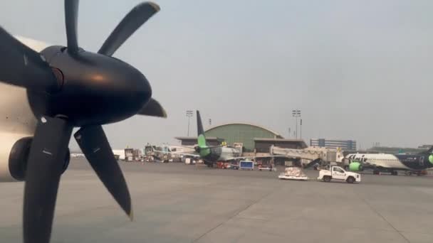 캘거리 앨버타 캐나다 2023 백그라운드에서 서비스 비행기 캘거리 공항을 운전하는 — 비디오