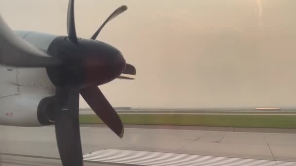 Calgary Alberta Kanada 2023 Vrtule Westjet Airplane Propeller Spinning Runway — Stock video
