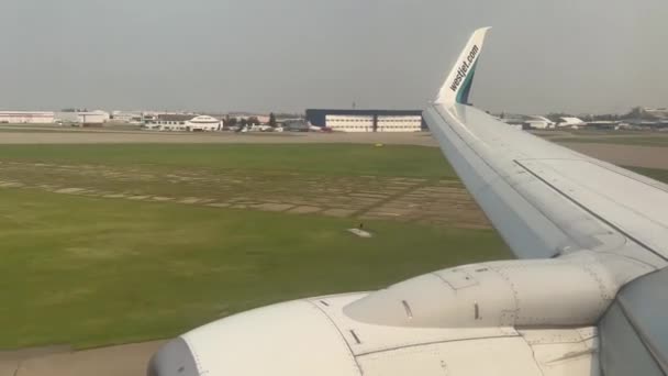 加拿大艾伯塔省卡尔加里 威斯特喷气式737飞机在烟熏的气氛中降落在Yyc卡尔加里机场跑道上的窗口座位 — 图库视频影像