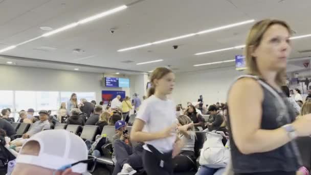 Los Angeles California Usa 2023 Letiště Lax Lidé Čekající Lety — Stock video