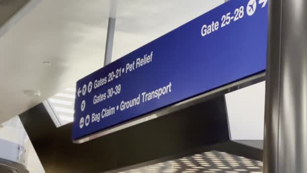 Лос Анджелес Каліфорнія Сша 2023 Lax Airport Ворота Допомога Петерам — стокове відео