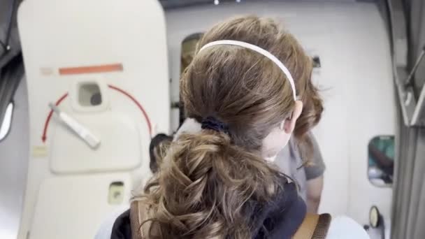 앤젤레스 캘리포니아 2023 Lax 모자와 코카서스 여행자는 비행기 다리에 라인에서 — 비디오