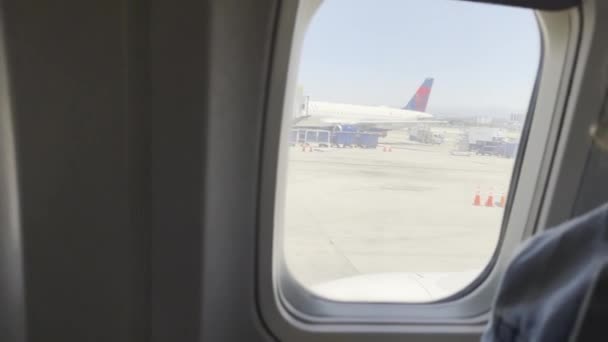 Los Angeles Kalifornia Usa 2023 Lax Repülőtér Kaukázusi Utazó Olvassa — Stock videók