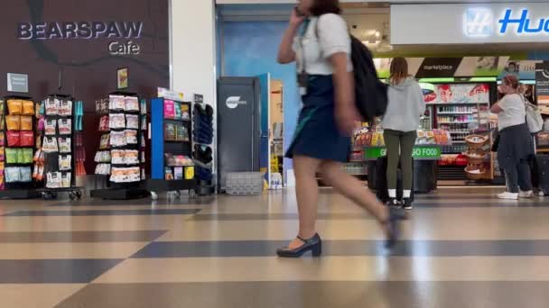 Calgary Alberta Canada 2023 Yyc Airport 机场登机等候区站在便利店前的妇女和带手提箱的熊宝宝咖啡店 以4K发射 出口为1080P — 图库视频影像