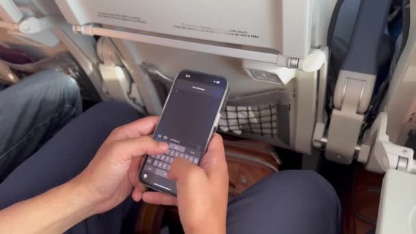 Alberta Canadá 2023 Latino Masculino Texting While Flying Westjet Airplane — Vídeo de Stock