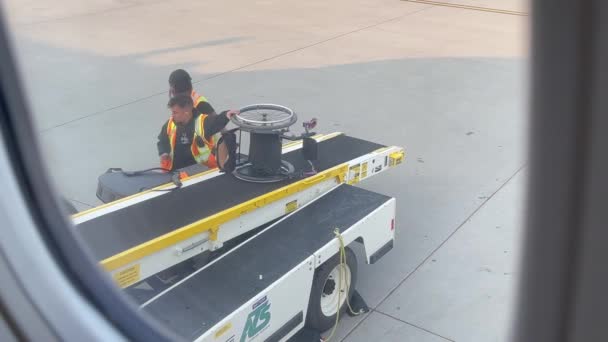 Calgary Alberta Canada 2023 Bagagehåndteringsvirksomheder Lastning Kørestol Klapvogn Guitar Airplane – Stock-video
