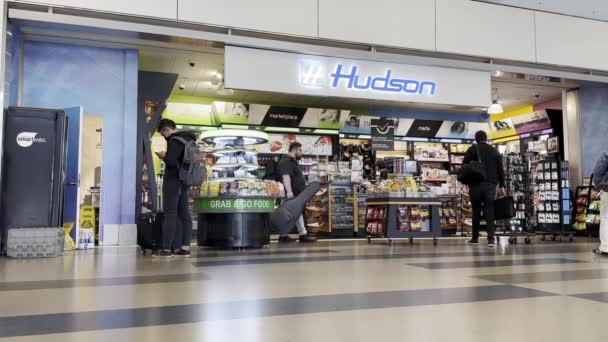 Calgary Alberta Kanada 2023 Zakupy Podróżnych Hudson Convenience Store Międzynarodowym — Wideo stockowe