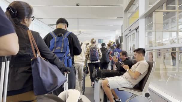 Calgary Alberta Canadá 2023 Viajantes Ficam Fila Esperando Para Embarcar — Vídeo de Stock