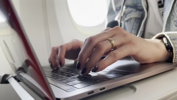 卡尔加里 加拿大艾伯塔省 2023 西方喷气式飞机上的笔记本电脑上的白人女性乘客打字 以4K发射 出口为1080P — 图库视频影像