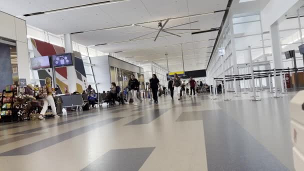 Calgary Alberta Kanada 2023 Podróżujący Międzynarodowych Terminalach Pokładowych Lotnisku Yyc — Wideo stockowe