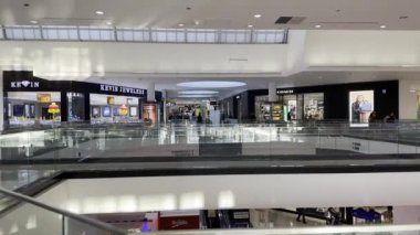 Glendale, California USA - 07-10-2023. Boş Glendale Galerisi 'nin Geniş Çekimi, Kevin Jewelers ve Koç ile İkinci Kattan.. 