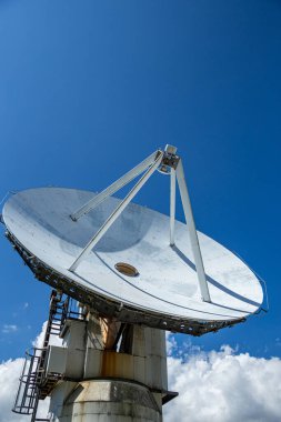 Radyo gözlemevinin parabolik anteni..