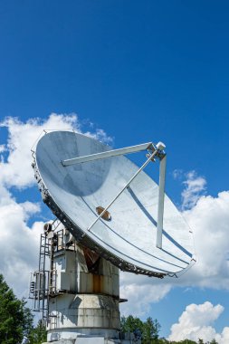 Radyo gözlemevinin parabolik anteni..