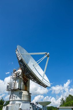 Radyo gözlemevinin parabolik anteni..