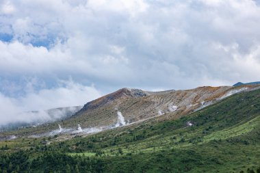 Shiga Kogen Japonya 'daki Shibu Geçidi' nden Shirane Dağı 'nın muhteşem bir manzarası var..