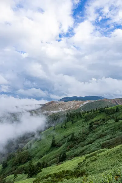 Dağın manzarası. Kusatsu-Shirane bulutlu bir deniz yaklaşıyor..