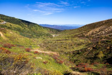 Shiga Kogen Japonya 'daki Shibu Geçidi' nden Shirane Dağı 'nın muhteşem bir manzarası var..