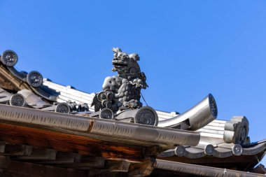 Güzel geleneksel Japon onigawara kiremitleri olan çatı..