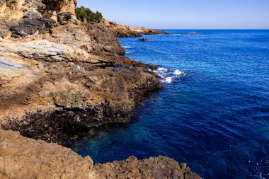 Izu 'nun Tsumekizaki kıyısındaki tuhaf şekilli kayaların manzarası..