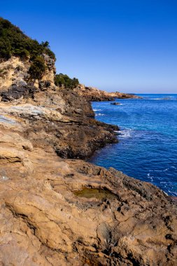 Izu 'nun Tsumekizaki kıyısındaki tuhaf şekilli kayaların manzarası..