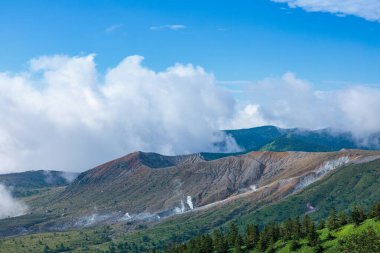 Dağın muhteşem manzarası. Shibu Geçidi 'nden Shirane, Shiga Kogen.