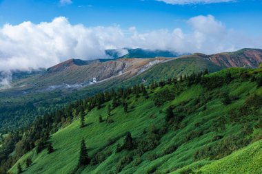 Dağın muhteşem manzarası. Shibu Geçidi 'nden Shirane, Shiga Kogen.